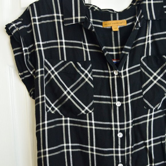 3/$30 🌞 Plaid Black White Button Up Top - Picture 5 of 7